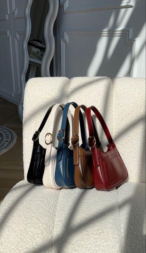 Chic bags. Handbag trends. Red purse. Black purse. Brown purse. White purse. Aesthetic accessories. Chic Shoulder Bag, Trending Handbags 2024, Purses And Handbags Aesthetic, Small Bags Aesthetic, Brown Purse Aesthetic, White Purse Aesthetic, Handbags 2024 Trends, Aesthetic Bags Handbags, Trendy Bags 2024