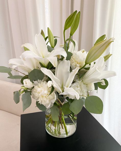 Flower Arrangements Lilies, White Floral Centerpieces With Eucalyptus, Lily Arrangement Vase Centerpieces, White Lily Arrangements, Lily And Hydrangea Arrangement, White Lily Centerpieces, White Flower Centerpieces With Greenery, Lily Flower Arrangements Vase, Lilly Arrangements