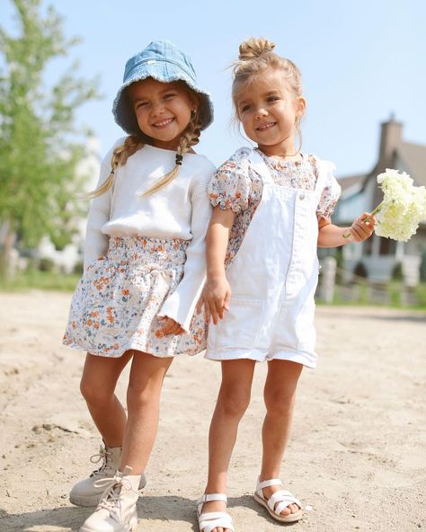 Oakley Fisher, Tatum And Oakley, Brother Sister Outfits, Taytum And Oakley, Sisters Photoshoot Poses, Toddler Photoshoot, Sisters Photoshoot, Cute Twins, Twin Outfits