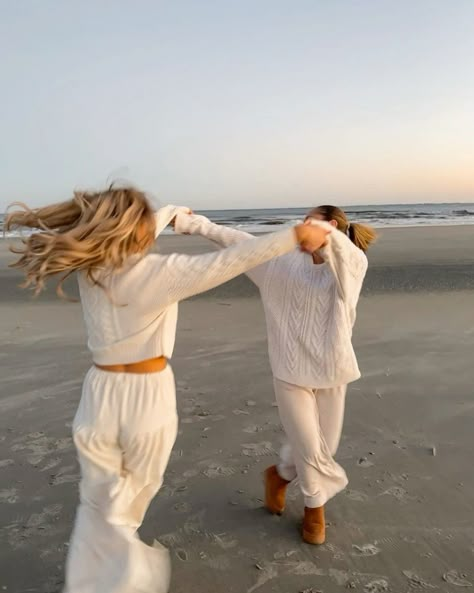 Surfergirl Style, Charleston Style, Fall Beach, Beach Inspo, 사진 촬영 포즈, Bff Photoshoot, Summer Pics, Coastal Granddaughter, Beach Shoot