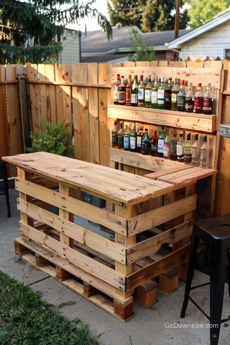 Pallets are often readily available for free or at a low cost, making them an affordable material for DIY projects like building a bar. Pallet Bars Diy Outdoor, Diy Breakfast Bar, Diy Garden Bar, Building A Bar, Diy Wedding Bar, Backyard Garage, Pallet Projects Garden, Porch Bar, Pallet Bar Diy