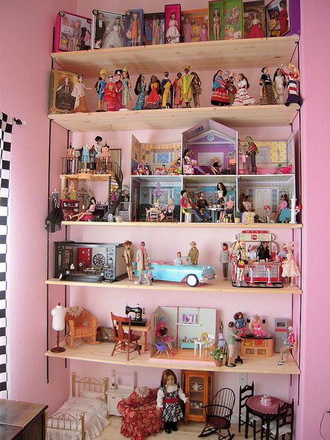 A neat display Vintage Barbie Display Ideas, Dolls Display Ideas, Barbie Collection Display Ideas, Dollhouse Display Ideas, Doll Shelf Display, Barbie Collection Display, Barbie Display Ideas, Doll Collection Display, Vintage Toy Display