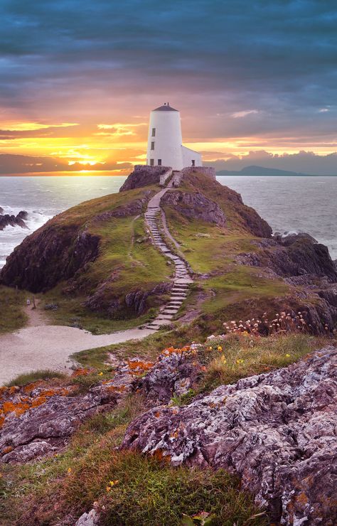 Lundy Island, Lighthouse Landscape, England Countryside, Lighthouse Pictures, Sketch A Day, Beautiful Lighthouse, Easy Canvas Painting, Draw On Photos, Watercolor Inspiration