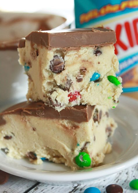 Have you had these cookie dough bars?! No bake desserts ROCK and these are at the top of my go-to dessert list now - absolutely delicious and a huge hit at dinner club!!! Dessert Design, Cookie Dough Bars, Edible Cookies, Edible Cookie Dough, Bake Desserts, Bar Cookies, Yummy Sweets, How Sweet Eats, Cookie Desserts