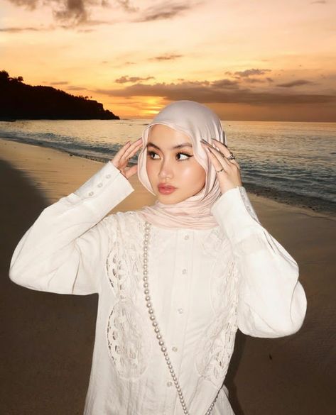 Lombok Outfit, Outfit Beach Hijab, Beach Hijab Outfit Ideas, Beach Outfit Hijab, Beach Hijab, Hijab Beach, Beach Holiday Outfits, Model Hijab, Tutorial Hijab Pashmina