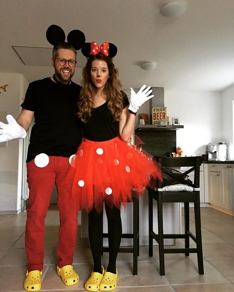 Lots of inspiration, diy & makeup tutorials and all accessories you need to create your own DIY Mickey & Minnie Mouse Costume for Halloween. Minnie Mouse Kostüm, Minnie Mouse Costume Diy, Kostum Disney, Disney Couple Costumes, Carnaval Make-up, Minnie Mouse Halloween Costume, Minnie Costume, Mouse Diy, Meme Costume