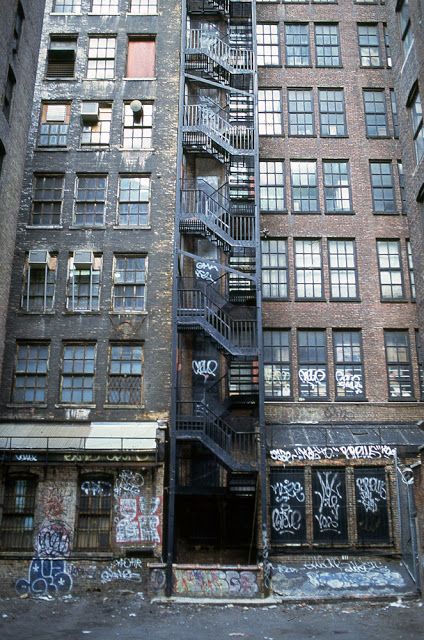 Somewhere in the "photo district" (near Chelsea). NEW YORK CITY 1990's - Photo archives by Gregoire Alessandrini ✶ Brooklyn Core, Manhattan Buildings, New York Buildings, Alphabet City, Nyc History, 1990s Photos, The Bronx New York, Y2k Punk, New York Architecture