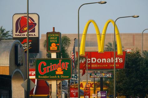 Low Calorie Fast Food, Good Gut Bacteria, Fast Food Places, Eating Fast, Modern Food, Fast Food Chains, Food Challenge, Food Names, Food Chain