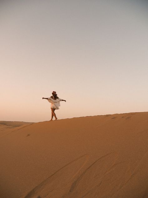 #girlsfashion #girlblogger #aesthetic #dunes #sanddune #sand #inspo #inspiration #inspiring #inspire #fotografie #photography #photogenic #phototips San Dunes Photoshoot, Aesthetic Desert Pictures, Sand Dunes Pictures, Travel Aesthetic Photos, Desert Inspo Pics, Sand Dune Pictures, Desert Instagram Pictures, Desert Pictures Ideas, Sand Dunes Aesthetic