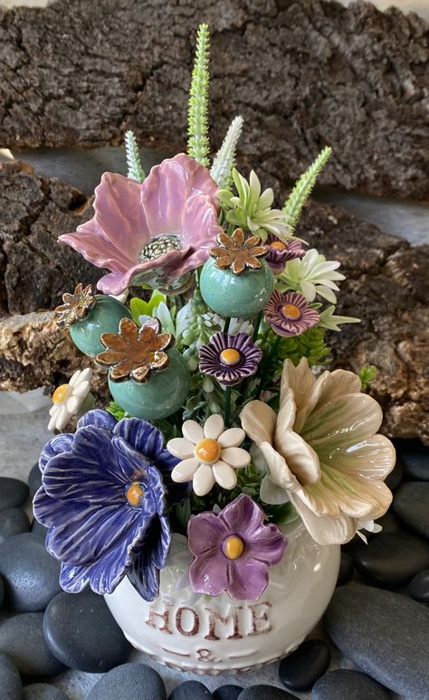 Pottery Ideas Flowers, Flower Pottery Design, Flower Ceramics Ideas, Garden Pottery Ideas, Flowers Ceramic, Pottery Flower, Ceramic Flower Sculpture, Ceramic Flowers How To Make, Ceramic Bouquet