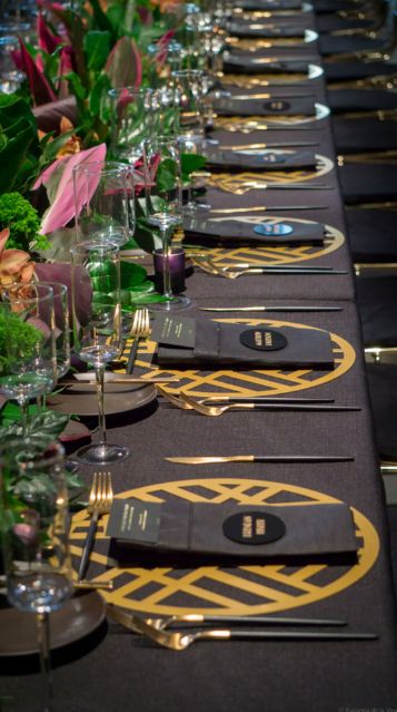 Table decor with tropical leaves    Done with black and gold Gold Round Table, Gold Table Centerpieces, Black And Gold Centerpieces, Black Gold Decor, Gold Table Decorations, Gold Table Decor, Black And Gold Party Decorations, Elegant Party Decorations, Gold Table Setting