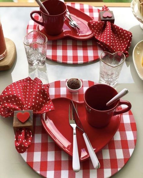 Valentines Table Setting, Valentines Table, Romantic Table Decor, Table Presentation, Red And White Kitchen, Diy Placemats, Table Setting Ideas, Valentine Dinner, Red Home Decor