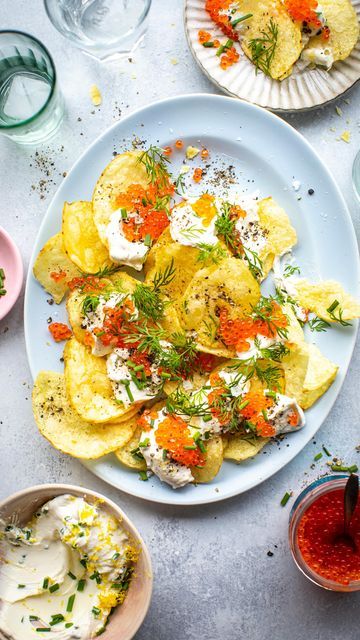 Trout Roe, Potato Crisps, Finger Food Appetizers, Potato Chips, Appetizers Easy, Red Onion, Serving Plates, Finger Foods, Kitsch