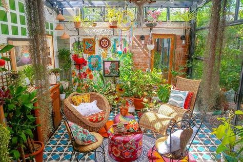 Maximalist Garden Design, Ecclectic Bathroom, Hippie House Aesthetic, Hippie House, Bohemian Patio, Happy Happy Birthday, Piscina Interior, Birds Chirping, Hippie Homes