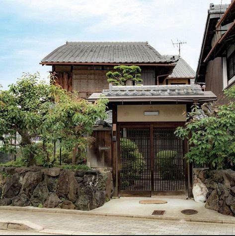 Japanese European House, Japan Beach House, Japanese Brick House, Japanese Townhouse Exterior, Japanese Village House, Japan Modern House Japanese Style, Japanese Small House Design, Japanese Beach House, Japanese Apartment Exterior