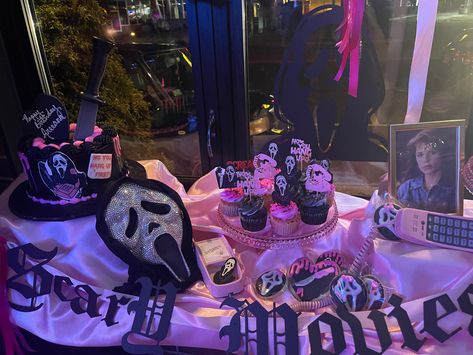 Pink Ghostface Birthday, Scary Party Decorations, Ghost Face Halloween Party, Ghostface Halloween Party, Scream Sweet 16, Ghost Face Party Decorations, Ghostface Party Decorations, Scream Birthday Party Girl, Scream Ghost Face Birthday Party