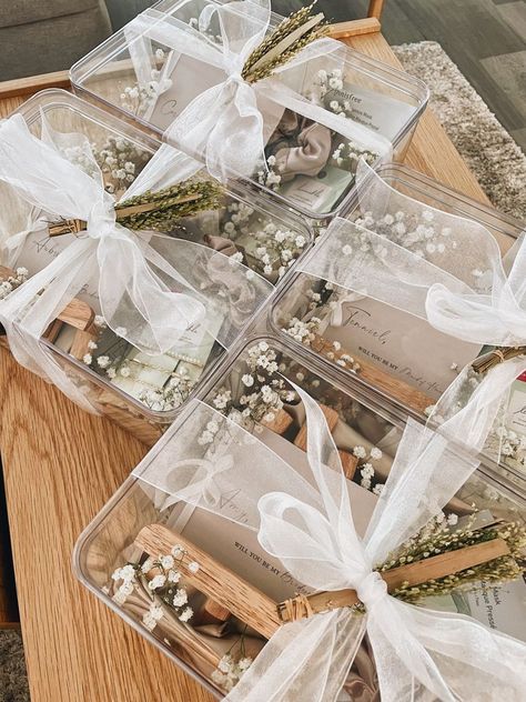 Brides Maids Gift Box Ideas, Bridesmaid Box Inspiration, Bridal Party Bags Ideas, Bridal Party Gift Box Ideas, Acrylic Bridesmaid Boxes, Proposal Boxes For Bridesmaids Diy, Bride Maid Gift Ideas, Clear Box Bridesmaid Proposal, Bridal Proposal Gifts