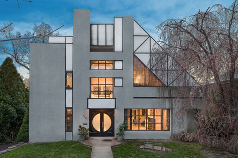 This $1.95 Million House in the Bronx Features Postmodern Architecture Photos | Architectural Digest Postmodern House, Bronx House, Postmodern Architecture, Post Modernism, Extraordinary Homes, Inspiring Architecture, Architecture Ideas, Midtown Manhattan, Historic District