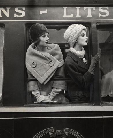 love everything about this - Simone D'Aillencourt and Dorothea McGowan, photo by Louis Faurer, 1960 Louis Faurer, Tuesday Inspiration, Idda Van Munster, Jerry Hall, Dorothy Dandridge, Jean Shrimpton, Fall Fashion Coats, Glamour Vintage, Look Retro