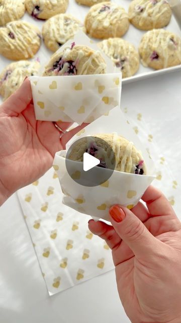 Erika Aguilar on Instagram: "Here’s another look on packaging your cookies with parchment paper 🙌🏼 I think I like this one better ☺️

Happy Baking✨

#lemoncookies #cookiepackaging #packaging #packagingvideo #cookiesofinstagram #igcookies #ebook #comingsoon #savethedate" Cookie Paper Packaging, Wrapping Cookies In Parchment Paper, Biscuits Packaging Ideas, How To Wrap Cookies In Parchment Paper, Cake Wrapping Ideas Packaging, Cookie Packaging Diy, Cookie Gift Packaging Diy, Paper Cookie Packaging, Cookie Presentation Ideas