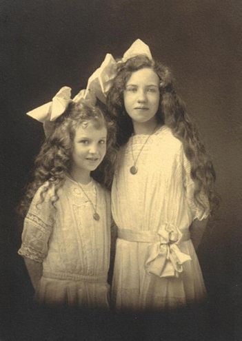 Vintage Sisters, Vintage People, Vintage Children Photos, Antique Photography, Old Portraits, Victorian Photos, Old Photography, Photo Vintage, Victor Hugo