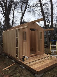 Straight scoop from a sauna builder who has built hundreds of saunas | Saunatimes Sauna Plans Outdoor, Sauna Wood Stove, Homemade Sauna, Rustic Saunas, Sauna Build, Sauna Building, Sauna Project, Backyard Sauna, Work Pod