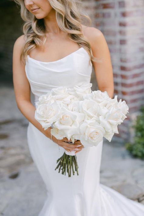 White Bridal Rose Bouquet, Simple Bridal Flowers Bouquet, Bride Bouquets 2023 Trend, Plain White Rose Bouquet, Off White Wedding Bouquet, All White Flowers Wedding Bouquet, Roses Only Bouquet, Elegant White Rose Bouquet, Rose Bouquet Wedding White