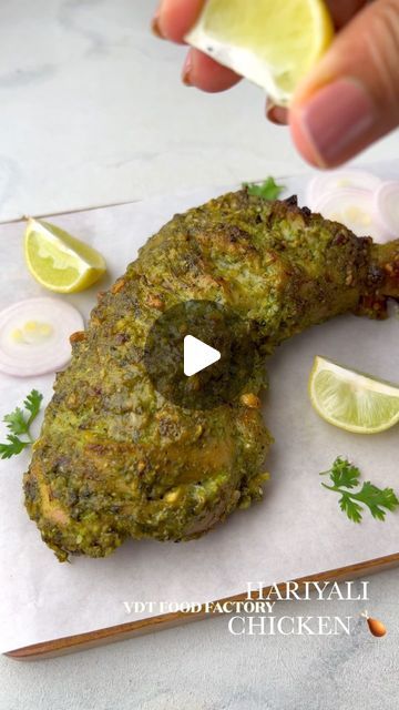 Green Pepper Chicken, Dry Chicken Recipes Indian, Pepper Chicken Indian, Chicken Hariyali, Chicken Curry Recipe Indian, Green Chicken Chili, Hariyali Chicken, Methi Chicken, Chicken Starter