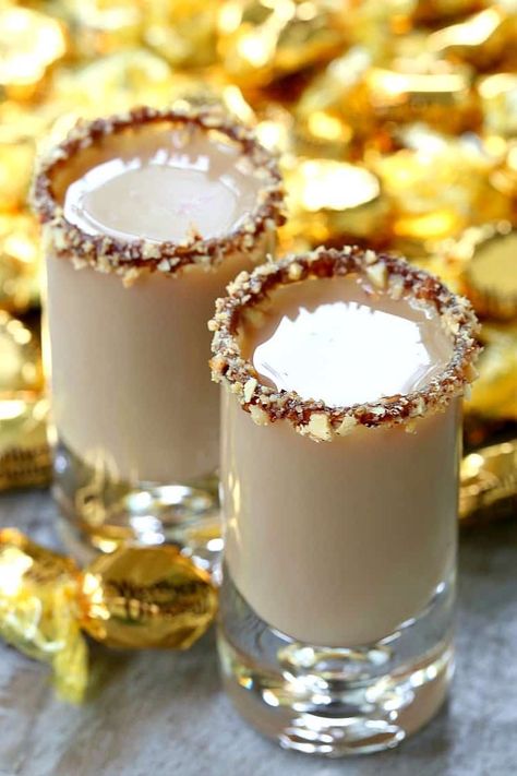 This Chocolate Toffee Crunch Shot is going to be a hit at your New Year's Eve party! #shotrecipes #dessertshots #holidaycocktails Holiday Shot Recipes, Chocolate Drink Recipes, Chocolate Vodka, Toffee Crunch, Chocolate Shots, Dessert Shots, Cocktail Shots, Pudding Shots, After Dinner Drinks