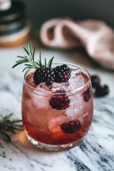 A photo of a  Yuletide Bramble a Christmas Gin Cocktails Bramble Gin Cocktail, Yule Cocktails, Winter Gin Cocktails, Gin Bramble, Christmas Gin Cocktails, Cocktail With Gin, Winter Cocktail Party, Bramble Cocktail, Festive Holiday Cocktails