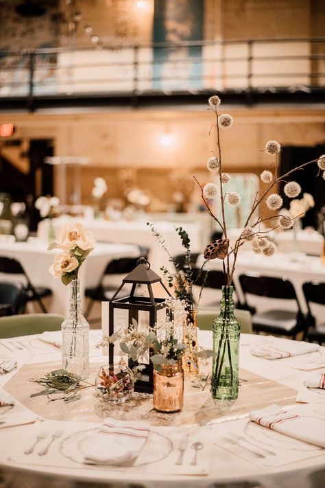 Centerpiece With Lantern, Vases And Flowers, Round Table Centerpieces, Industrial Reception, Autumn Reception, Round Wedding Tables, Industrial Wedding Decor, Lantern Vintage, White Linens