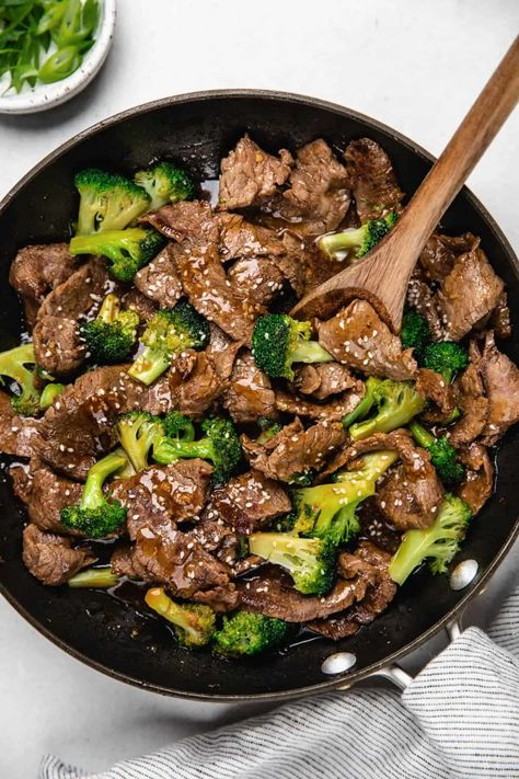 Beef and Broccoli Stir Fry - Veronika's Kitchen Peper Steak, Healthy Beef And Broccoli, Beef Broccoli Stir Fry, Easy Beef And Broccoli, Beef Broccoli, Teriyaki Beef, Healthy Beef, Just A Taste, Beef And Broccoli