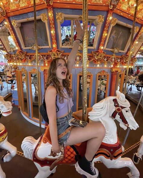 Carnival Photo Shoots, Fair Pictures, Disney Photo Ideas, Foto Top, Fair Outfits, Looks Pinterest, Carousel Horse, Fun Fair, Disney Photos