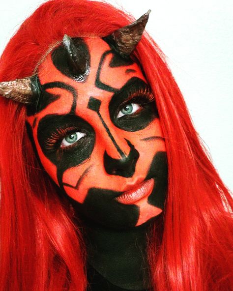 Female version of Darth Maul. 😊 Instagram.com/aimlesslyonpoint Female Darth Maul Cosplay, Sith Lord Makeup, Female Darth Maul, Darth Maul Cosplay, Darth Maul Tattoo, Darth Maul Costume, Star Wars Makeup, Halloween Usa, Cosplay Inspo