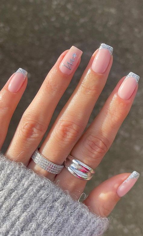 Winter Elegance: Stylish Holiday Nail Trends - NailKicks Christmas Nail Colors, Blue And Silver Nails, Silver Nail Designs, December Nails, Square Nail Designs, Silver Nail, Christmas Nails Easy, Cute Christmas Nails, Xmas Nails