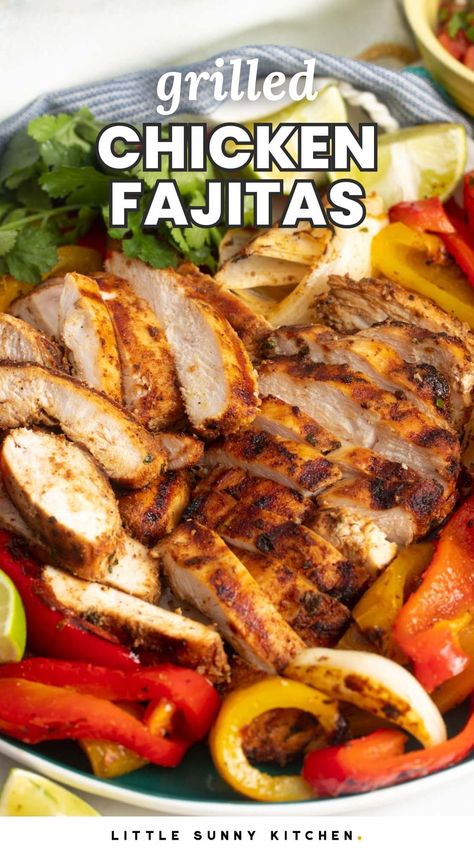 These delicious marinated and Grilled Chicken Fajitas are made with juicy chicken and tender, smoky peppers and onions. Grilled Chicken Fajitas, Fajita Marinade, Homemade Fajita Seasoning, Reflux Diet, Chicken Fajita Recipe, Pan Chicken Fajitas, Smoked Meat Recipes, Fajita Recipe, Fajita Seasoning