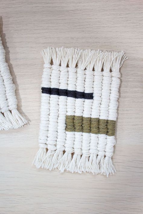 Modern, Minimal DIY Macrame Coasters (Video Tutorial) - A Pretty Fix Minimalist Macrame, Macrame Rug, Art Macramé, Macrame Coasters, Free Macrame Patterns, Diy Leaves, Coaster Crafts, Wall Hanging Macrame, Diy Coasters