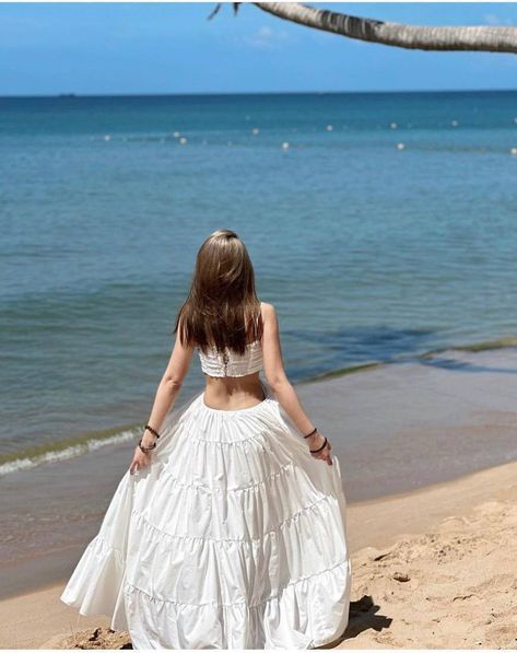 White Dress For Beach Pictures, Long Skirt Beach Outfit, Aesthetic Finder, White Skirt Outfit Summer, Poses Dress, Singles Inferno, Summer Instagram Pictures, Pranks Pictures, Boyfriend Pranks