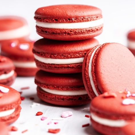 Red Velvet Macarons, filled with cream cheese frosting, ready to be eaten Red Velvet Macaroons, Red Velvet Macarons, French Macaroon Recipes, Red Velvet Desserts, Kue Macaroon, Velvet Cookies, Cookie Sandwich, French Macaroons, Red Velvet Cookies