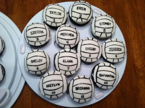 volleyball cupcakes- would be cute with every team members name on their cupcake or just the birthday girl! Essen, Volleyball Desserts, Cake Volleyball, Volleyball Treats, Volleyball Cupcakes, Volleyball Snacks, Sports Cupcakes, Sports Celebration, Volleyball Cookies