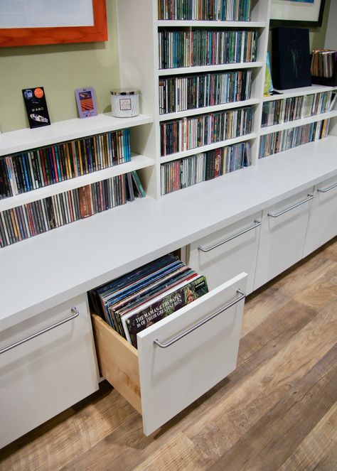 Vinyl Record Storage Ikea, Contemporary Family Room, Home Music Rooms, Vinyl Room, Music Storage, Record Room, Lp Storage, Album Storage, Cd Storage