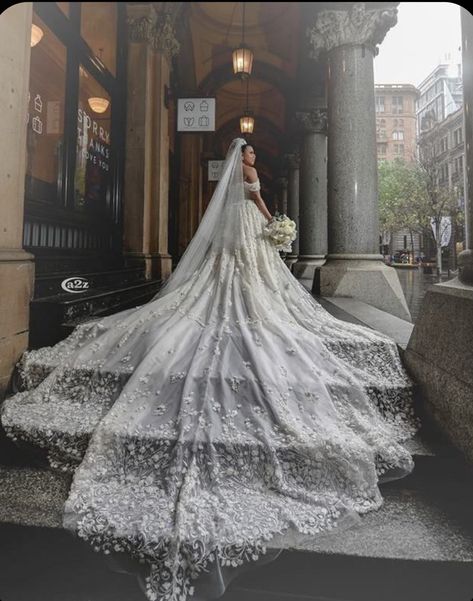 Very Long Wedding Dress, Veil Fashion, Dress Outfit Winter, Mini Dress With Bow, Bridal Veils And Headpieces, Cathedral Bridal Veils, Long Veil Wedding, Mini Dress Outfit, Long Train Wedding Dress