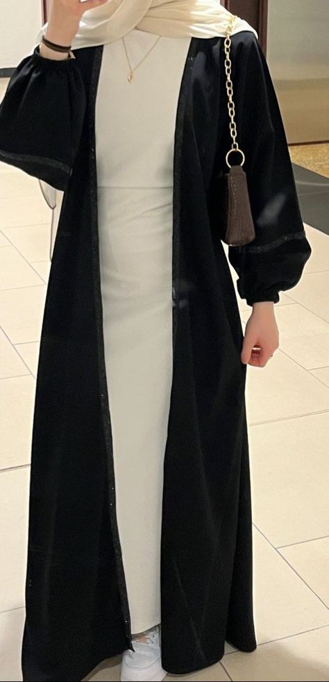 Classy Hijabi Aesthetic, Abaya Uni Outfits, Outfit Inspo For Hijabis, Hijabi Abaya Outfits, Uni Outfits Hijab, Abaya Hijab Styles, Black Hijabi Aesthetic, Casual Abaya Outfits, Black Abaya Outfit