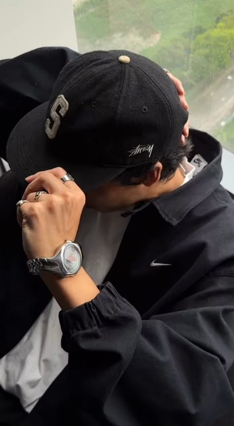 Backwards Cap Outfit Men, Ceo Men Aesthetic, Backwards Cap Guy, Backwards Hat Men, New Era Cap Outfit Men, Black Cap Outfit, Heart Aesthetics, Oakley Watches, Men With Cap