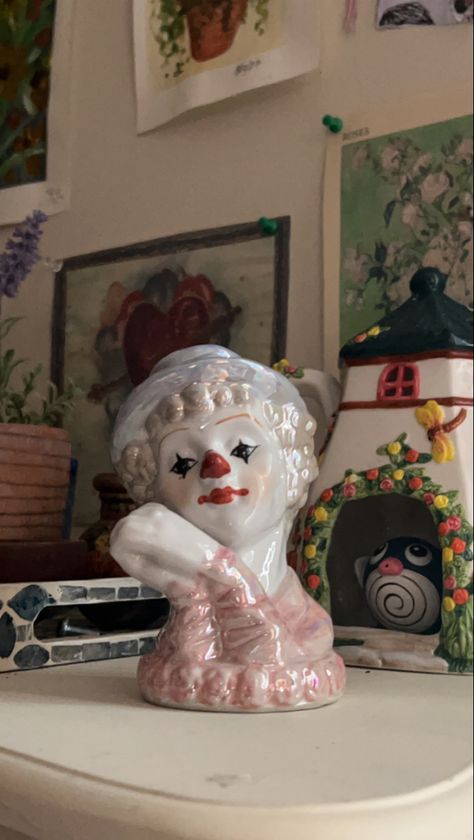 Clown Decor, Aesthetic Creepy, Clown Vintage, Porcelain Clown, Clown Paintings, Send In The Clowns, Vintage Clown, Creepy Dolls, Doll Parts