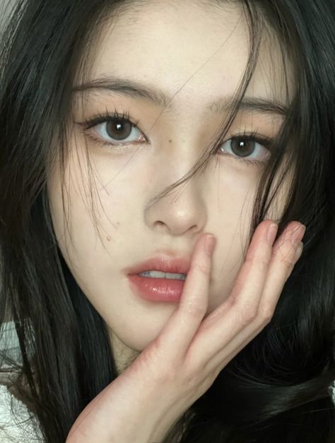 Chinese Eyebrows, Asian Eyebrows, Short Punk Hair, Hazel Eye Makeup, Chinese Makeup, Makeup For Hazel Eyes, Thick Eyebrows, Ethereal Makeup, Punk Hair