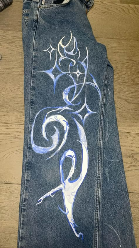 Painting On Sweatpants, Diy Painted Pants, Bleach Jeans Design, Bleach Painted Jeans, Bleach Pants Ideas, Painted Jeans Ideas, Embroidered Jeans Diy, Swirly Designs, Bleached Jeans