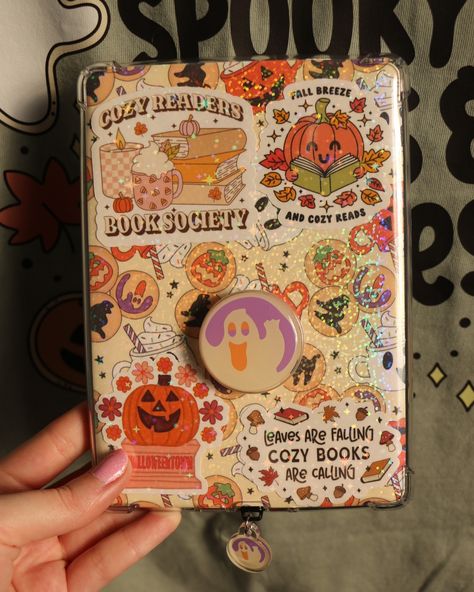 Cozy falloween kindle refresh 🍂🧡 Have you decorated your e-reader for falloween yet? I’m obsessed with my Halloween cookie grips so of course I had to make another kindle refresh! 👻 Details: 🧡 Ghost and Pumpkin cookie popgrips are by me @ivyresinshop 🧡 Kindle insert, stickers, and shirt are from @amberlinstudio 🧡 Kindle charm is from @foreverspookedshop (You can use the code IVYRESIN20 to save on both Amberlin Studio and Forever Spooked!) #kindle #kindleunlimited #kindlebooks #fallo... Fall Kindle Insert, Kindle White, Kindle Charm, Kindle Decoration, Kindle Decor, Kindle Insert, Kindle Aesthetic, Pj Outfit, Book Essentials