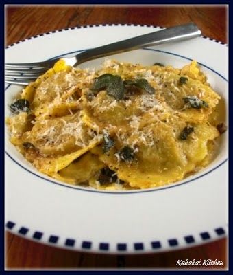 Kahakai Kitchen: Giada's Brown Butter Sauce with Mushroom Ravioli--Making it Simple! Fresco, Mushroom Ravioli Sauce, Egg Ravioli, Ravioli Lasagna Recipe, Butter Sauce For Pasta, Brown Butter Sage Sauce, Giada De Laurentiis Recipes, Pumpkin Ravioli, Mushroom Ravioli