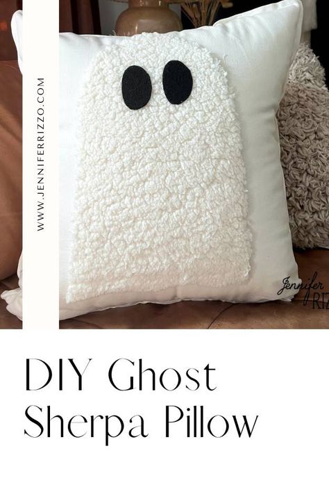 White pillow with a cute ghost design made from sherpa fabric and black felt eyes, placed on a couch. Text next to the pillow reads "DIY Cute Sherpa Ghost Pillow" and "Jennifer Rizzo". Sherpa Ghost, Fall Pillows Diy, Sherpa Pillow, Interior Design Crafts, Diy Ghost, Halloween Sewing Projects, Pillows Diy, Felt Glue, Felt Eyes